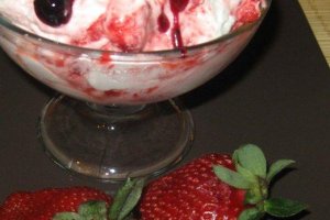 Inghetata cu capsuni si dulceata de afine