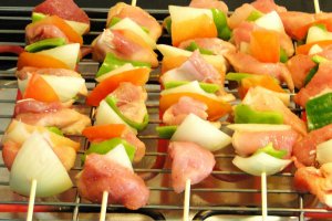 Frigarui din pulpa de porc , cu garnitura de cartofi prajiti