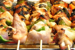 Frigarui din pulpa de porc , cu garnitura de cartofi prajiti
