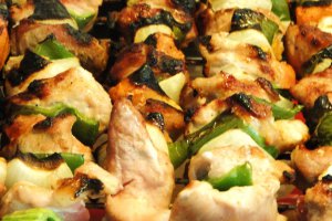 Frigarui din pulpa de porc , cu garnitura de cartofi prajiti