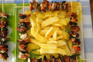 Frigarui din pulpa de porc , cu garnitura de cartofi prajiti