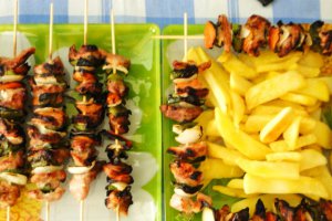 Frigarui din pulpa de porc , cu garnitura de cartofi prajiti