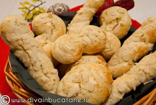 Koulourakia lambriatika – BISCUITI GRECESTI PENTRU PASTE