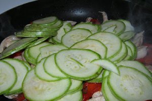 Clătite cu pui şi legume