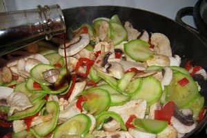Clătite cu pui şi legume