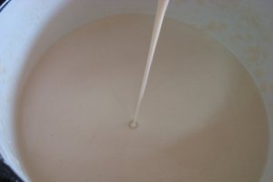 Clatite cu sos de kiwi (de post)
