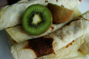 Clatite cu sos de kiwi (de post)
