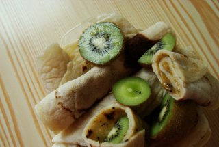 Clatite cu sos de kiwi (de post)