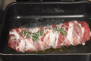Muschiulet de porc invelit in bacon crud la cuptor