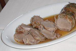 Muschiulet de porc invelit in bacon crud la cuptor