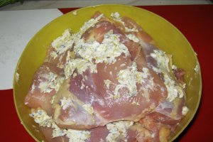 Pulpe coapte in unt aromatizat cu legume la cuptor