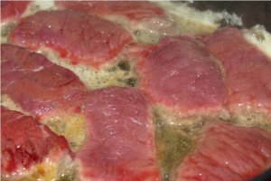 Muschi de vita cu sos cremos cu ceapa verde