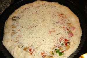 Pizza cu mozzarella,legume,salam si kaizer