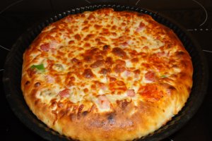 Pizza cu mozzarella,legume,salam si kaizer