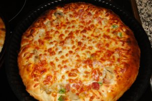Pizza cu mozzarella,legume,salam si kaizer