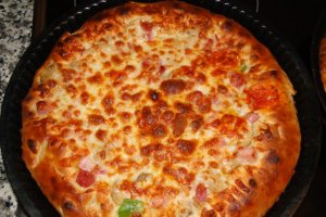 Pizza cu mozzarella,legume,salam si kaizer