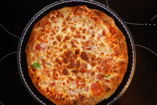 Pizza cu mozzarella,legume,salam si kaizer