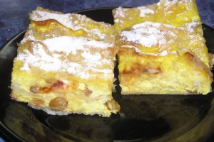 Placinta creata cu branza dulce si stafide