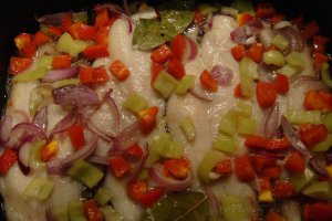 Peste pangasius la cuptor, cu legume si mamaliguta