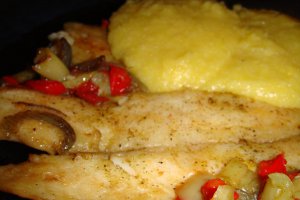 Peste pangasius la cuptor, cu legume si mamaliguta