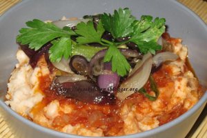 Fasole facaluita cu ceapa caramelizata