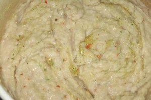 Fasole facaluita cu ceapa caramelizata