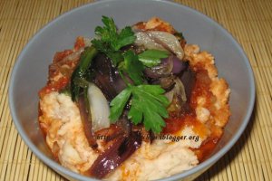 Fasole facaluita cu ceapa caramelizata