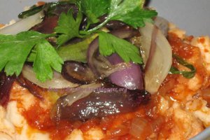 Fasole facaluita cu ceapa caramelizata