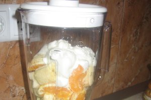 Smoothie cu banana, portocala si mere