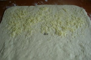 Colac cu branza, sunca si leurda
