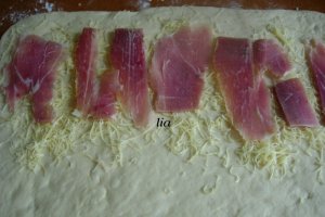 Colac cu branza, sunca si leurda