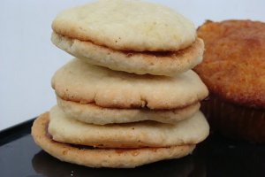 Fursecuri cu nuca de cocos si gem de zmeura