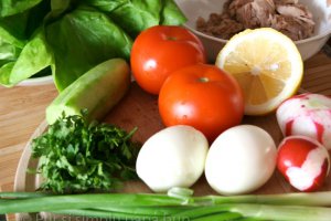 Salată cu ton, roşii şi ou