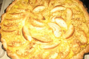 Tarta cu crema de vanilie si mere