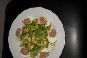 Salata cu fasole galbena  si oua umplute
