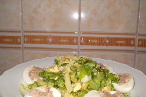 Salata cu fasole galbena  si oua umplute