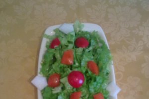 Salata verde cu rosii si ridichii