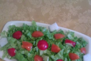 Salata verde cu rosii si ridichii