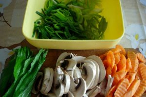 Pulpe de pui, pe pat de legume si leurda