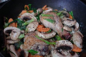 Pulpe de pui, pe pat de legume si leurda
