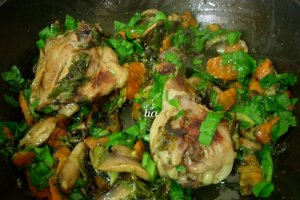 Pulpe de pui, pe pat de legume si leurda