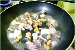 Orez prajit cu fructe de mare si ou