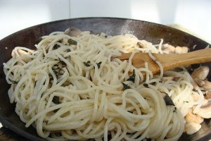 Spaghete cu ciuperci si busuioc