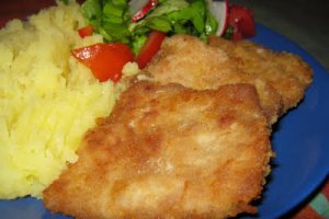 Şniţele de soia cu piure şi salată