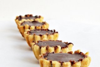 Mini - tarte cu banane si ciocolata