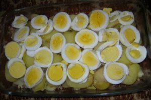 Cartofi gratinaţi cu brânză, ouă şi smântână