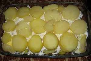 Cartofi gratinaţi cu brânză, ouă şi smântână