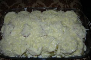 Cartofi gratinaţi cu brânză, ouă şi smântână