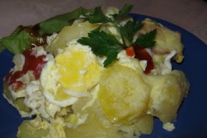 Cartofi gratinaţi cu brânză, ouă şi smântână