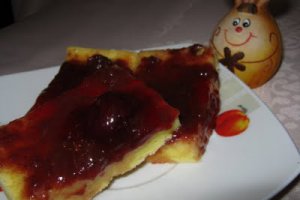 Prăjitură rapidă cu dulceaţă de căpşuni/ vişine